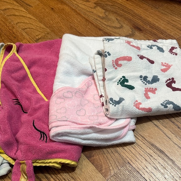 4 girls bath towels with hoods and a blanket. - Picture 3 of 3